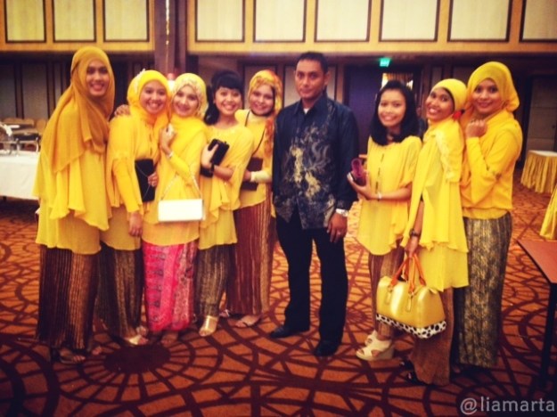 Anak-anak Kejora foto bareng Om Asrul yang dulu jaman SMA setia menjemput Intan and The Gank sepulang sekolah. Kalo dulu sih masih bisa semuanya (termasuk Intan) masuk dalam 1 mobil, walaupun dempet-dempetan macam sarden. Sekarang masih muat gak yaaa?