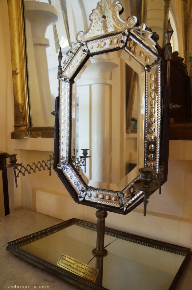 Cermin permaisuri yang terbuat dari kristal