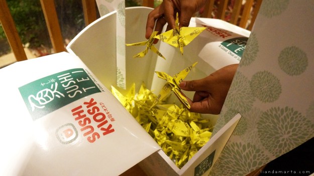 Origami Bangau yang sudah dibuat dimasukkan ke dalam mini crane yang tersedia di semua outlet Sushi Tei di Indonesia
