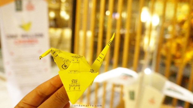 Ini origami bangau hasil karyaku. Punyamu mana? ;)